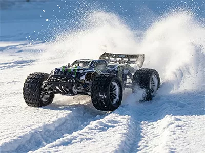 冬のスノーバッシングのためにRCカーを防水 & チューニングする方法