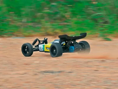 キャンバーアングルをマスターする: あなたのRCカーが軌道上で平らでない理由